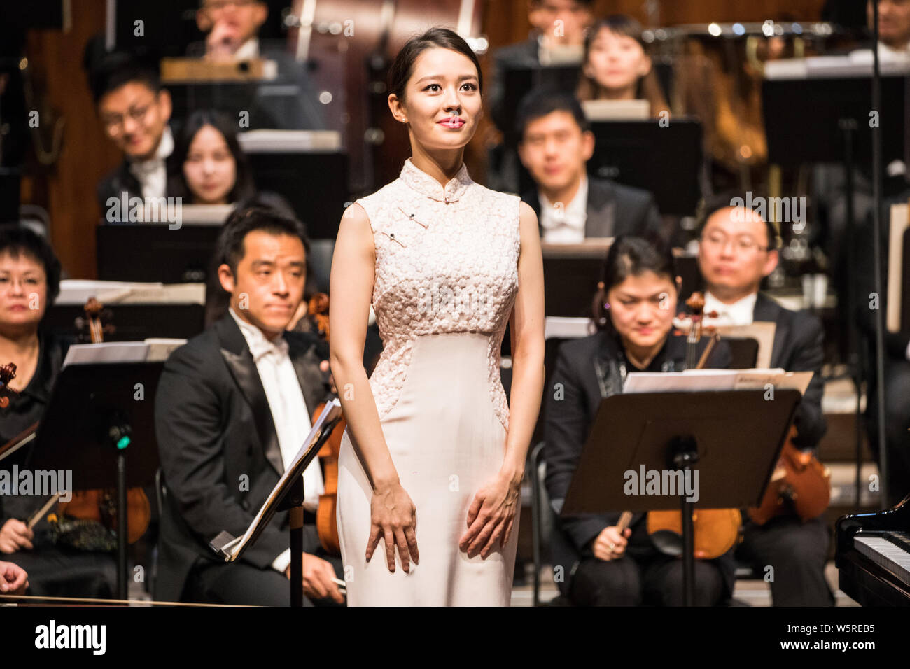 Archivo-Gina Redlinger de Alice, la esposa del pianista chino Lang Lang,  realiza durante un concierto en la ciudad de Guangzhou, en el sur de la  provincia china de Guangdong, 17 Fotografía de