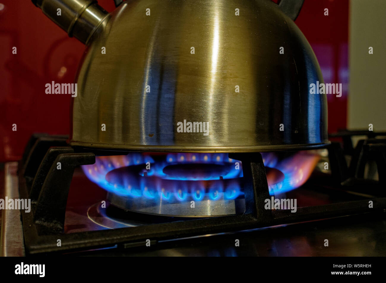 Un hervidor de agua hirviendo en una hornilla de gas. Ahora estamos cocinando con gas. Foto de stock