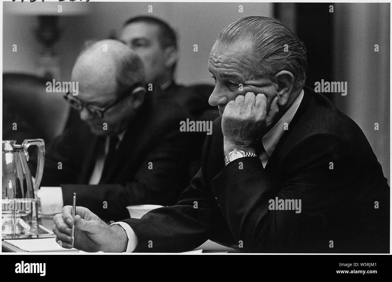 Humor: el Presidente Lyndon B. Johnson en la Sala Gabinete reunión; alcance y contenido: Ubicación: Sala de Gabinete de la Casa Blanca. Representado: Secretario de Estado Dean Rusk, el Presidente Lyndon B. Johnson. Foto de stock