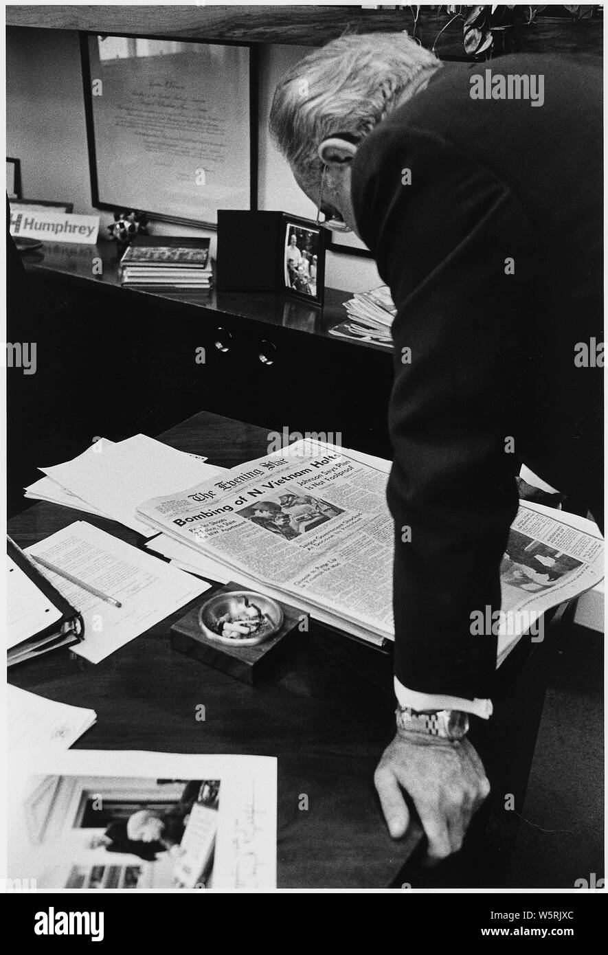 Humor: el Presidente Lyndon B. Johnson lee titular de prensa volver bombardeo detener; alcance y contenido: Ubicación: Oficina de Prensa de la Casa Blanca. Representado: el Presidente Lyndon B. Johnson. Foto de stock