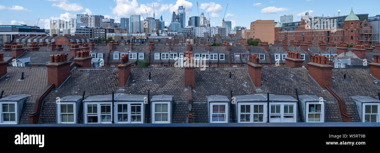 Una espectacular vista panorámica de la Square Mile visto desde Whitechapel y conteniendo las construcciones y los principales rascacielos de la ciudad de Londres. Foto de stock