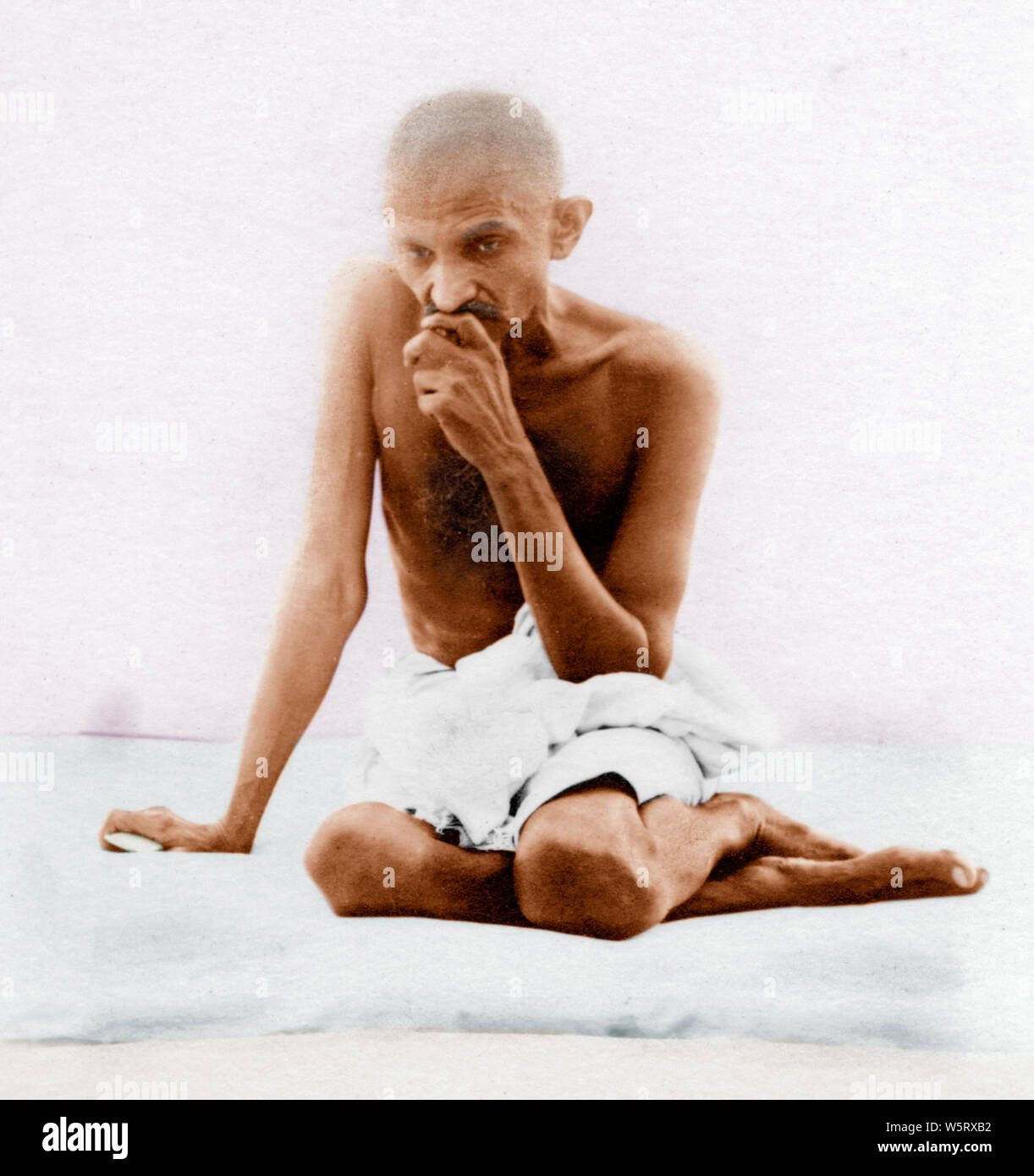 Vintage vieja foto de Mahatma Gandhi sentado en postura típica India Asia 1924 Foto de stock