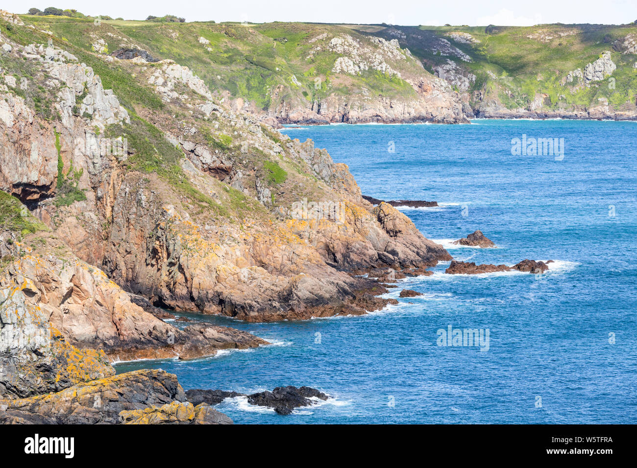 La vista NE desde los acantilados de Pointe de La Moye, le Gouffre, Les Villets resistente en la hermosa costa sur de Guernsey, Islas del Canal UK Foto de stock