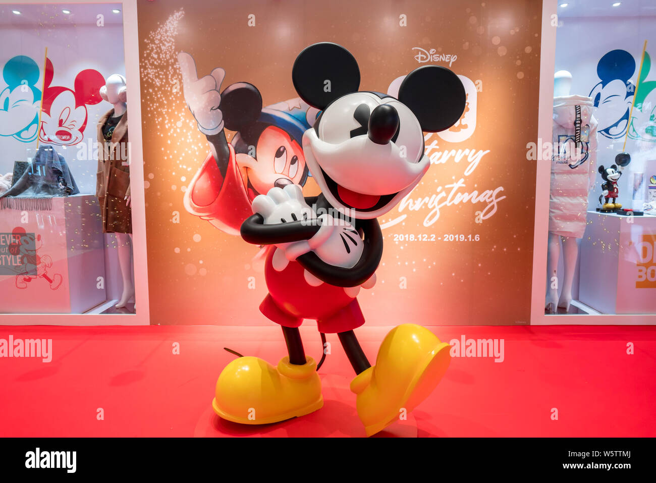 Vista de una exposición para celebrar el 90 aniversario de Mickey Mouse en  un centro comercial en el distrito financiero de Lujiazui, en Shanghai,  China, 3 de diciembre Fotografía de stock - Alamy