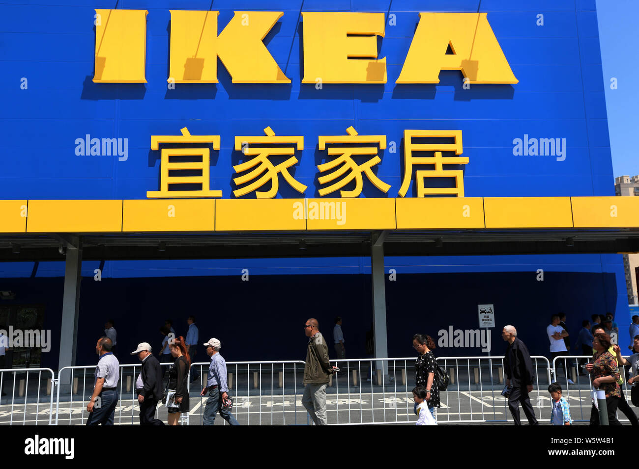 FILE--peatones pasa por una tienda de muebles de IKEA en la ciudad de  Nantong, provincia del este de China Jiang, el 18 de mayo de 2017. Ikea va  grande en China ª