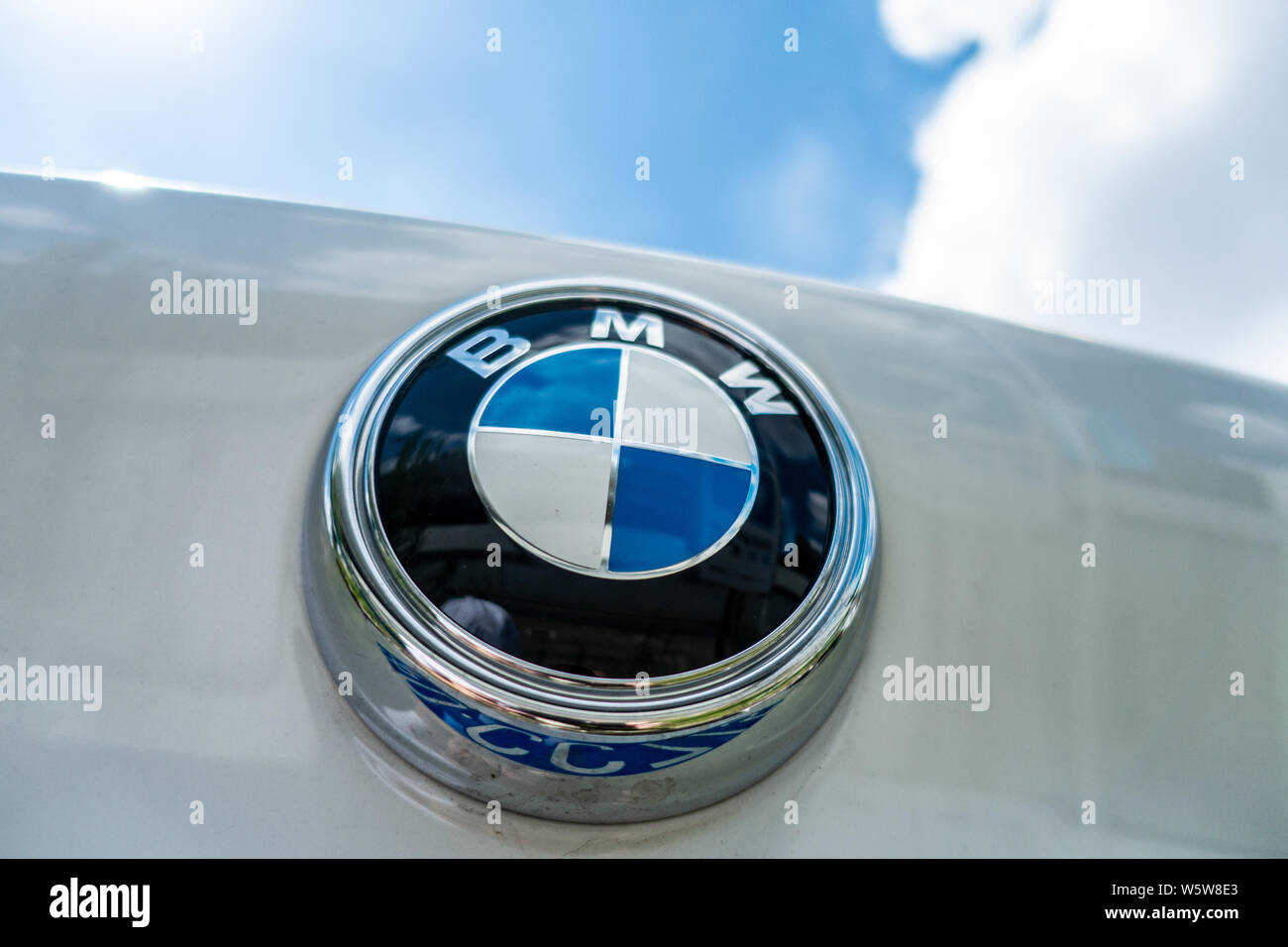 Archivo-Vista de un logotipo de BMW en Shanghai, China, 29 de agosto de  2018. Las compañías de coche tradicional, con BMW Group en la vanguardia,  están buscando sacar OV Fotografía de stock -