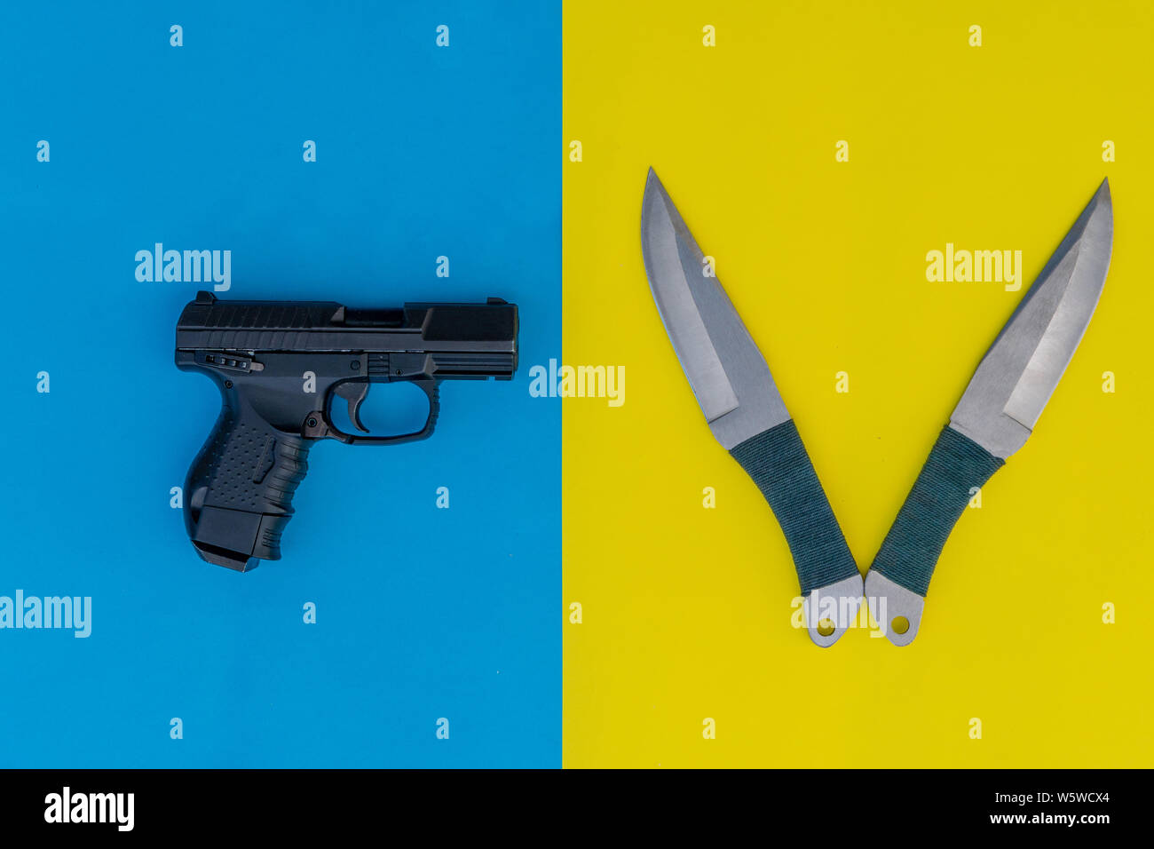 Cuchillo de lanzamiento negro. Arma de un ninja o asesino. Aísle sobre un  fondo blanco Fotografía de stock - Alamy