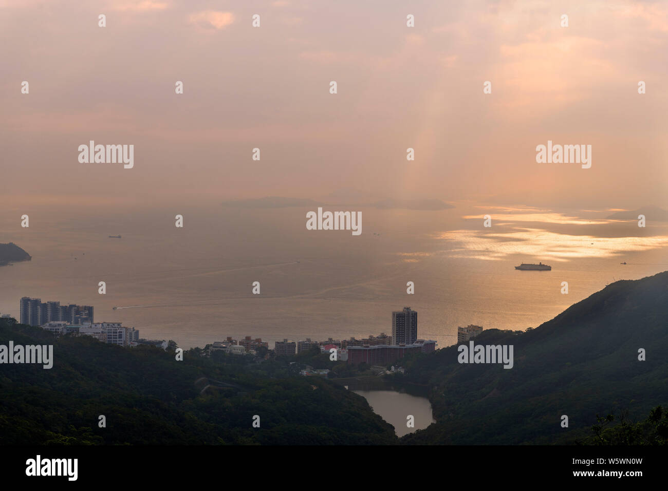 Vista hacia el sur-oeste de la bahía de telégrafo de Sky Terrace 428, Peak Tower, el Pico Victoria, la Isla de Hong Kong, Hong Kong, China Foto de stock