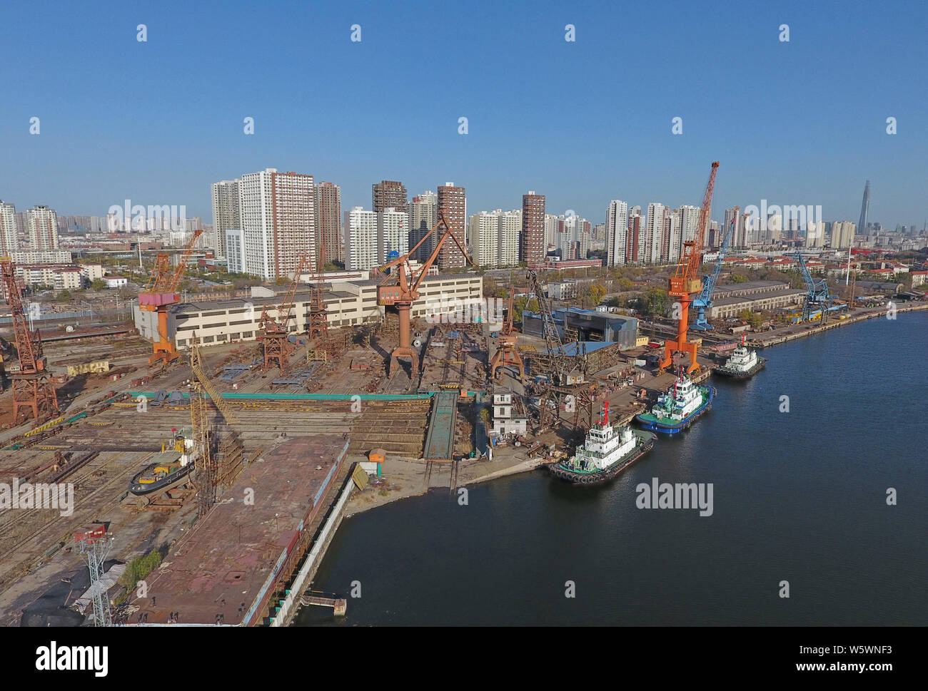 La industria pesada Naval Xinhe Tianjin Co. Ltd, 100-año-viejo astillero, es demolida en Tianjin, China, 12 de noviembre de 2018. Tianjin Xinhe Shi Foto de stock
