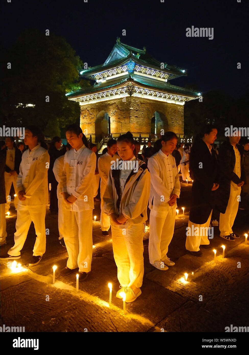 Taoistas y locales entusiastas de kung fu de la quema de velas para llorar famoso novelista de artes marciales chinas Louis Cha Leung-yung, más conocido por su seudónimo na Foto de stock