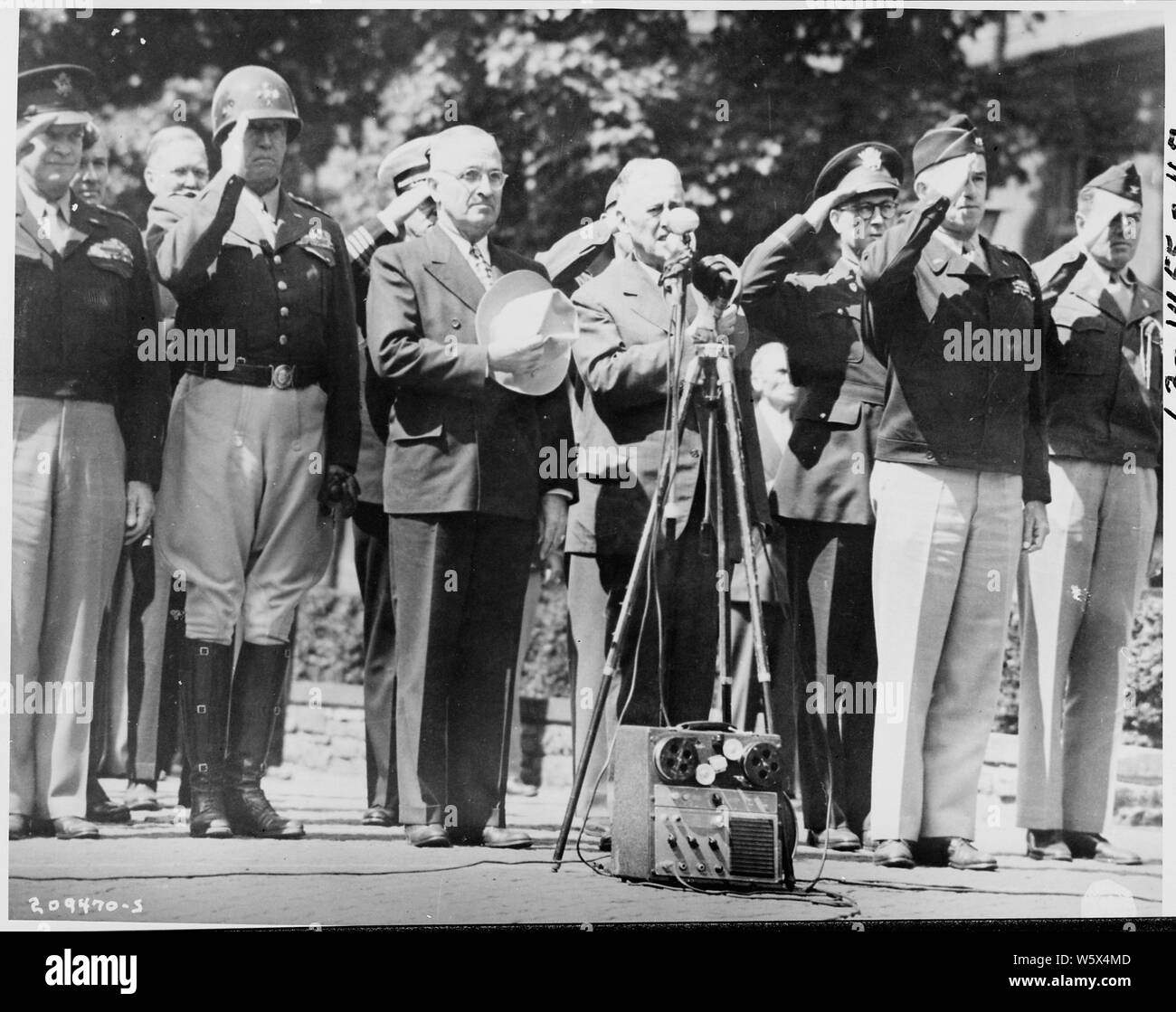 El presidente Harry S. Truman saluda durante la reproducción del Himno Nacional durante la izada de la bandera de la liberación en Berlín, Alemania. La bandera voló sobre el Capitolio en Washington el 7 de diciembre de 1941, y fue criado en Roma, el día de su liberación, el 4 de julio de 1944. L A R: Gen. Dwight D. Eisenhower, el General George S. Patton, Jr., el Presidente Truman, el secretario de Guerra, Henry Stimson, y el General Omar Bradley. Foto de stock