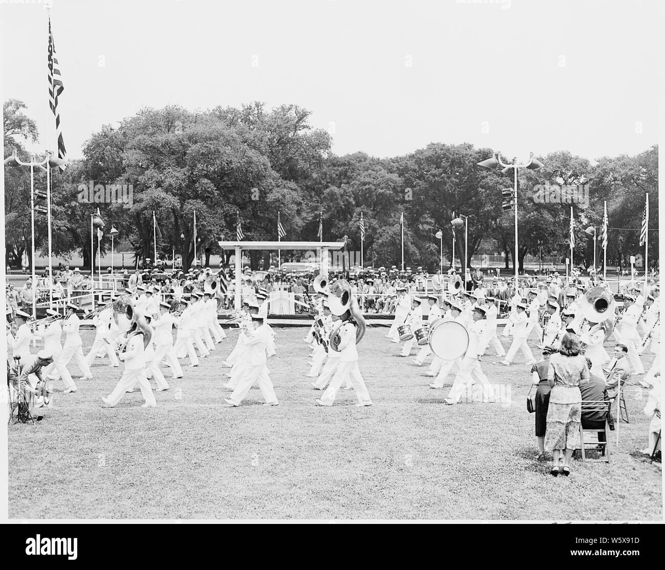 El Presidente Truman asiste a las ceremonias de celebración del 100º aniversario del Monumento a Washington. Él está mirando el desfile de la revisión base. Foto de stock
