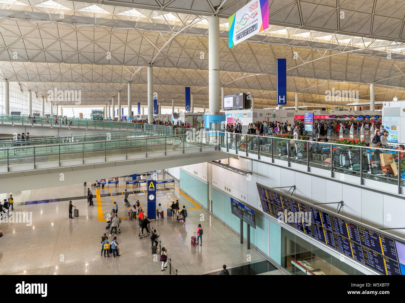 El check-in y el área de llegadas de la terminal en el Aeropuerto Internacional de Hong Kong, Chep Lak Kok, Hong Kong, China Foto de stock