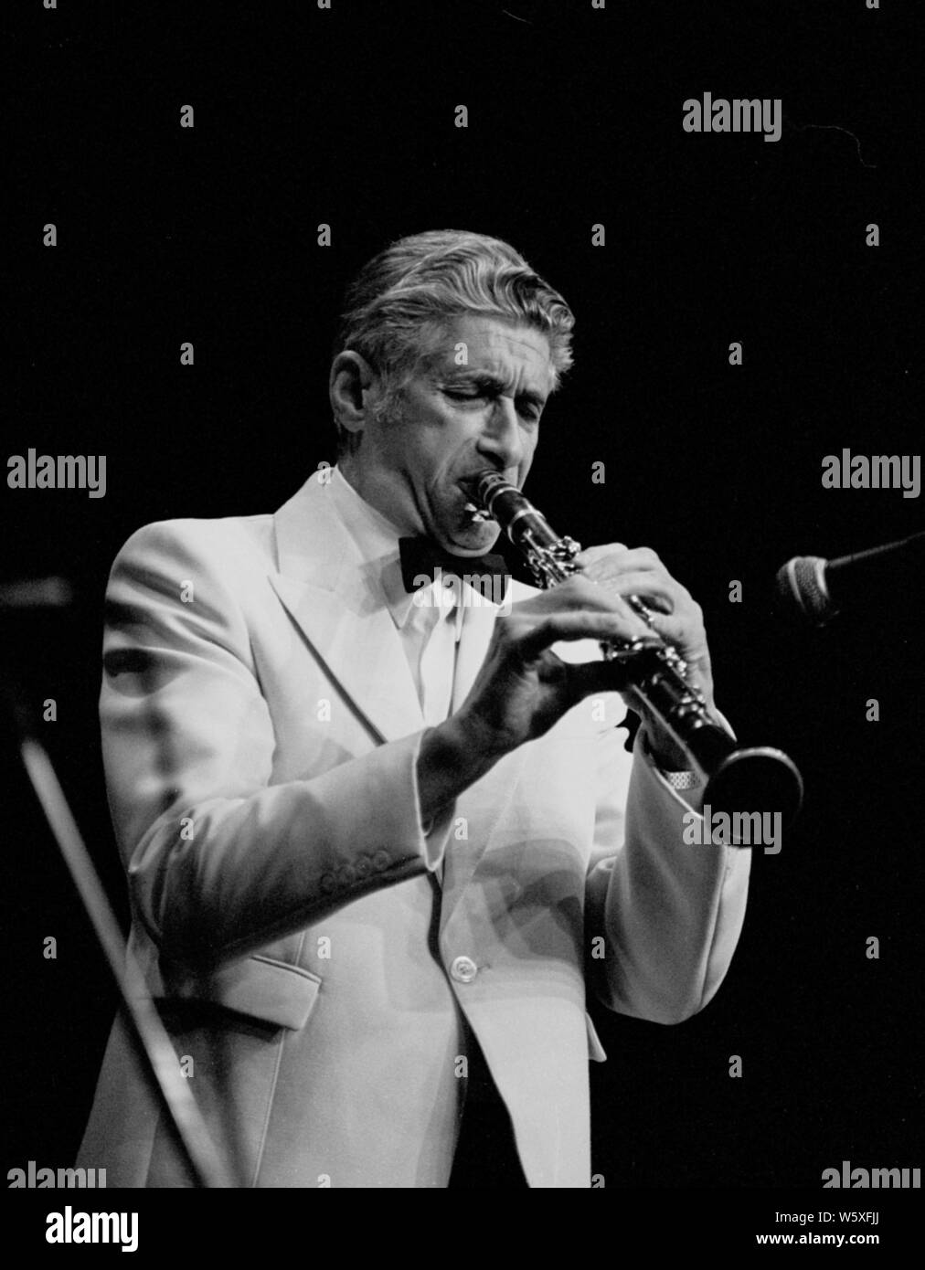 Cy Laurie jugando en el Teatro Merlin Frome en octubre de 1985 con Max Collie ases del ritmo del jazz band. Foto de stock