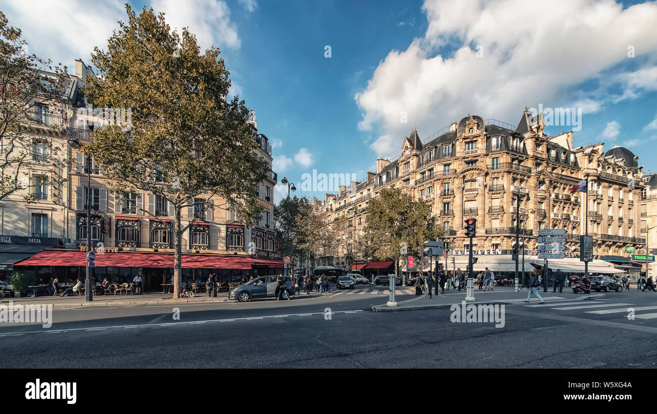 Calle de París, cerca de la estación de trenes Gare de Lyon Foto de stock