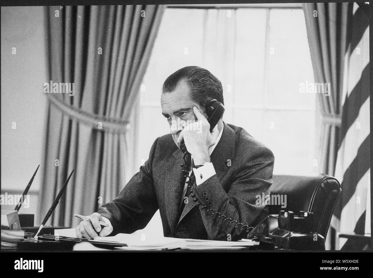 richard-m-nixon-en-el-telefono-en-la-oficina-oval-alcance-y-contenido-foto-richard-m-nixon-w5xhde.jpg
