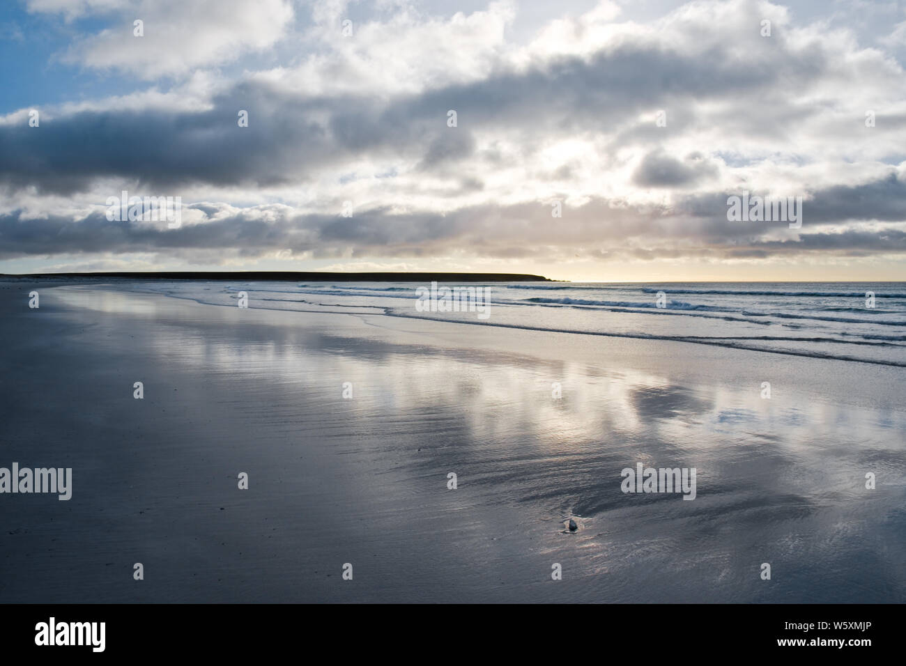 Las nubes se refleja en el agua en la playa de East Falkland, Punto de Voluntariado Foto de stock
