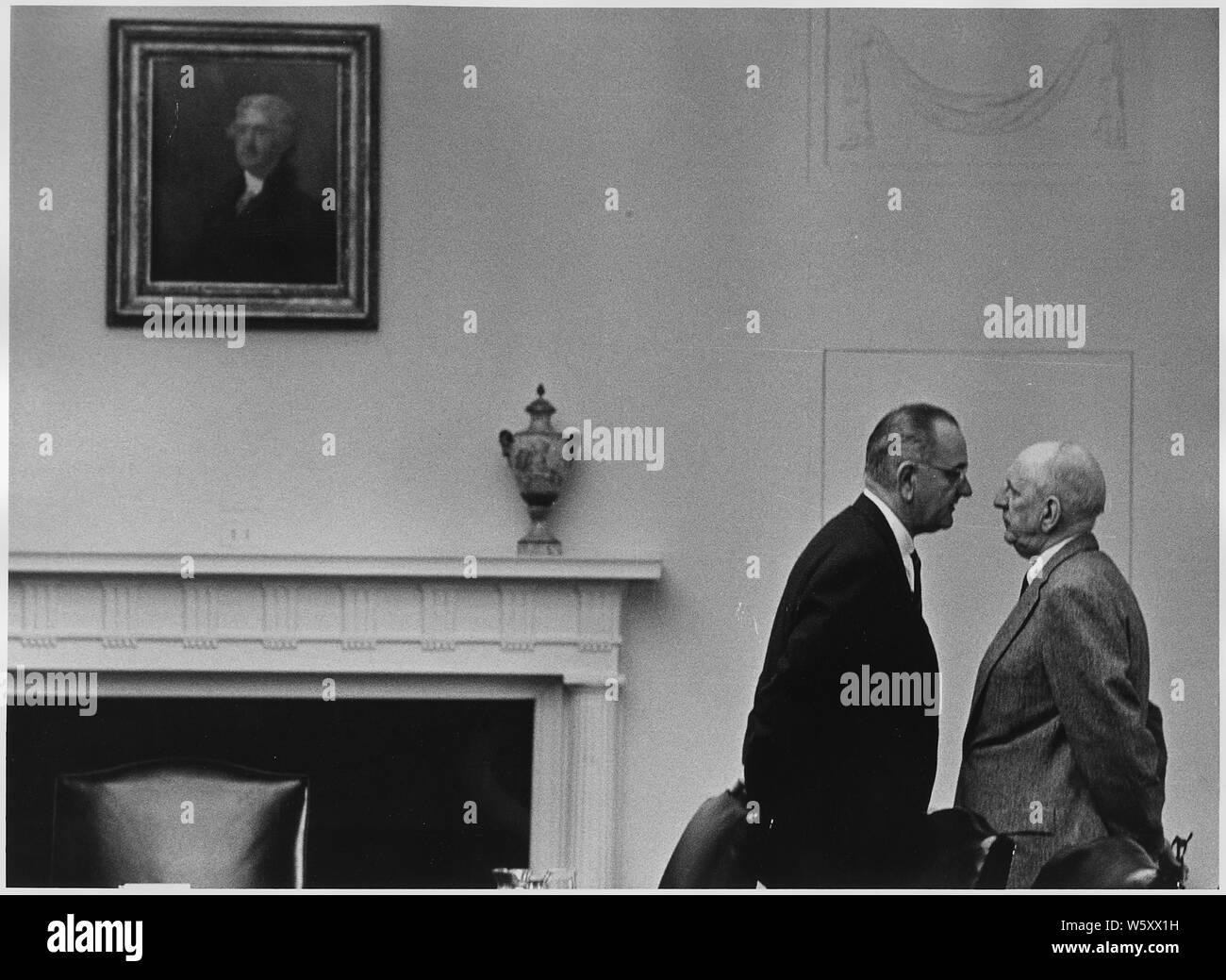 El senador Richard Russell y el Presidente Lyndon B. Johnson; alcance y contenido: Ubicación: Sala de Gabinete de la Casa Blanca. Representado: el Presidente Lyndon B. Johnson, el Senador Richard Russell. Foto de stock