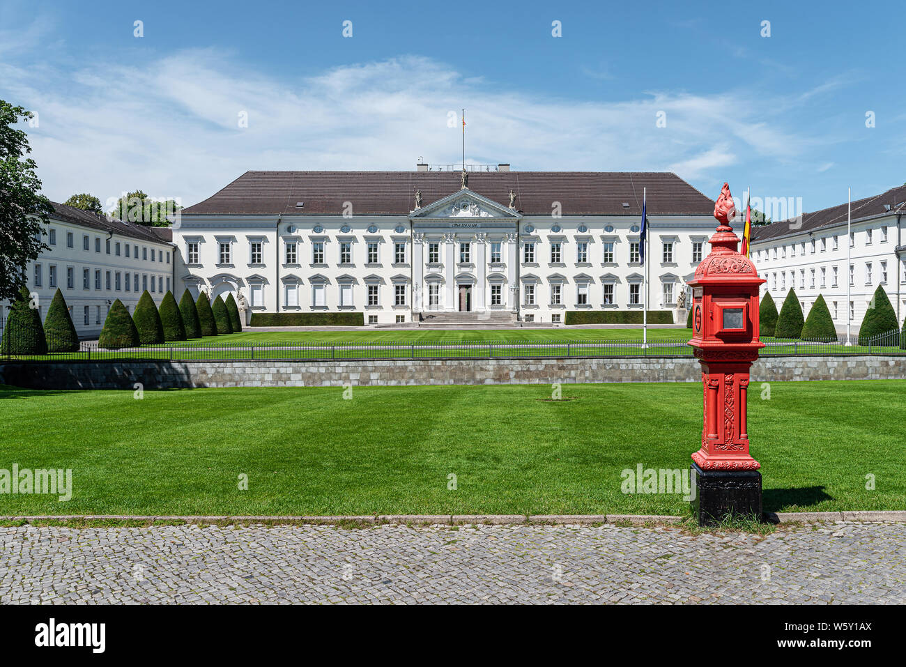 Berlín, Alemania 2019-24-07: casco rojo fuego cuadro Alarma, caja de alarma de la calle, fuera del Palacio de Bellevue en Berlín, Alemania Foto de stock