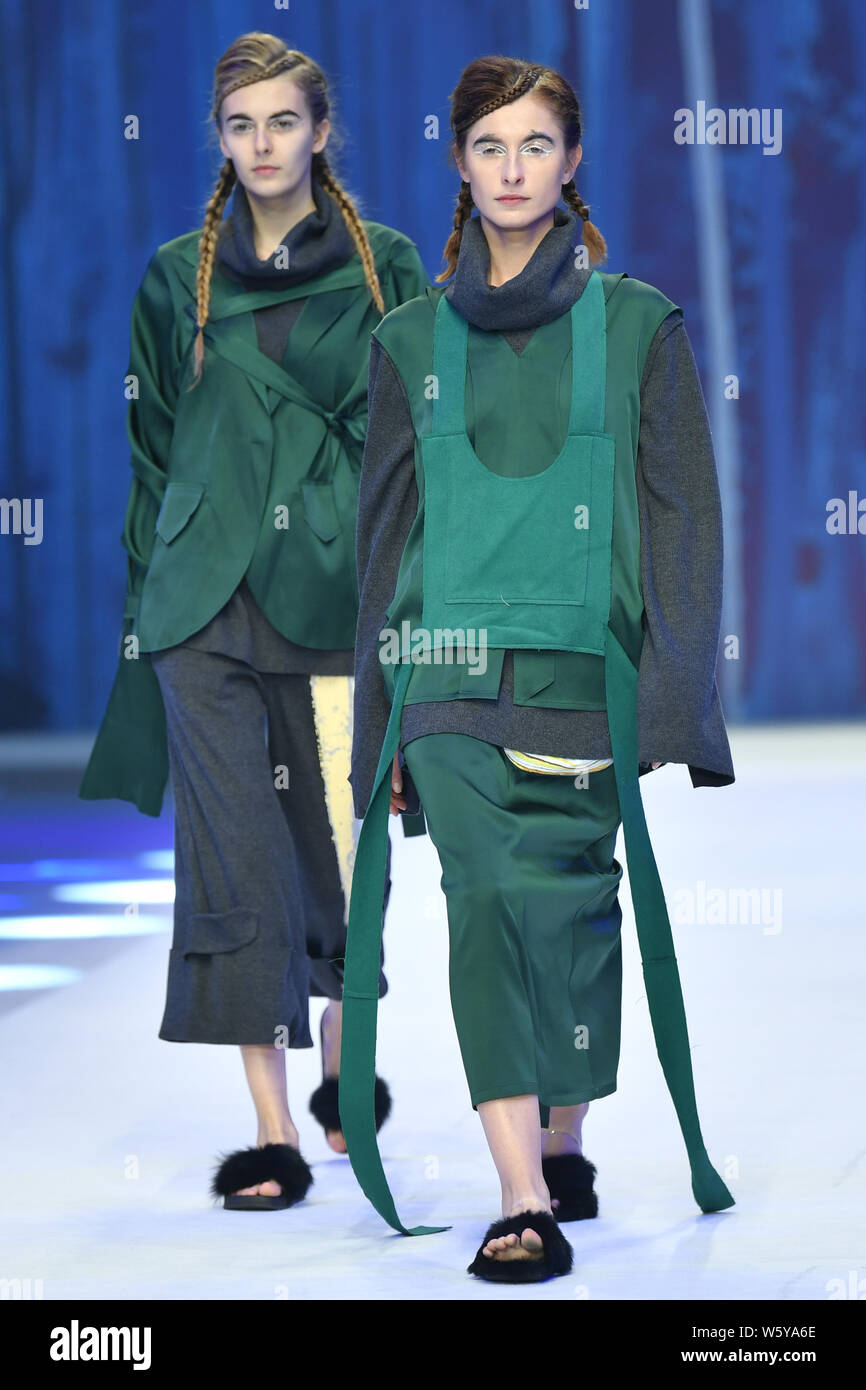 Modelos muestran las nuevas creaciones en el desfile de modas de la M13 por la China Zhang Zhaoda durante la Semana de la moda Primavera/Verano 2019 en Beijing, China, 1 de noviembre Foto de stock