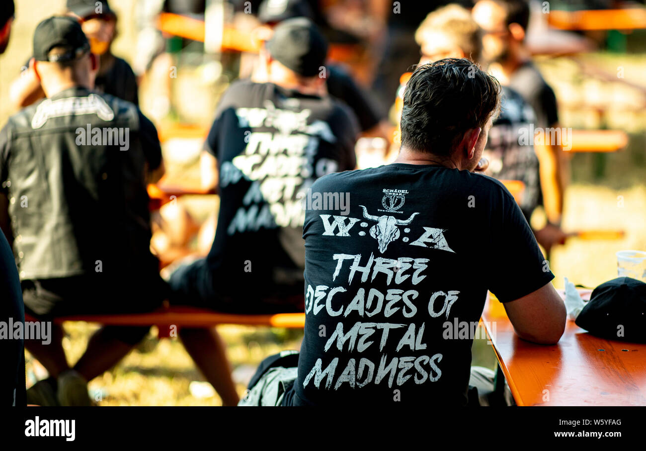 Wacken, Alemania. El 30 de julio, 2019. Los visitantes del festival de Wacken refrescarse en un jardín de cerveza sobre los terrenos del festival. El viaje al Festival Meatö más grande en el mundo, según los organizadores está en pleno apogeo. Crédito: Axel Heimken/dpa/Alamy Live News Foto de stock