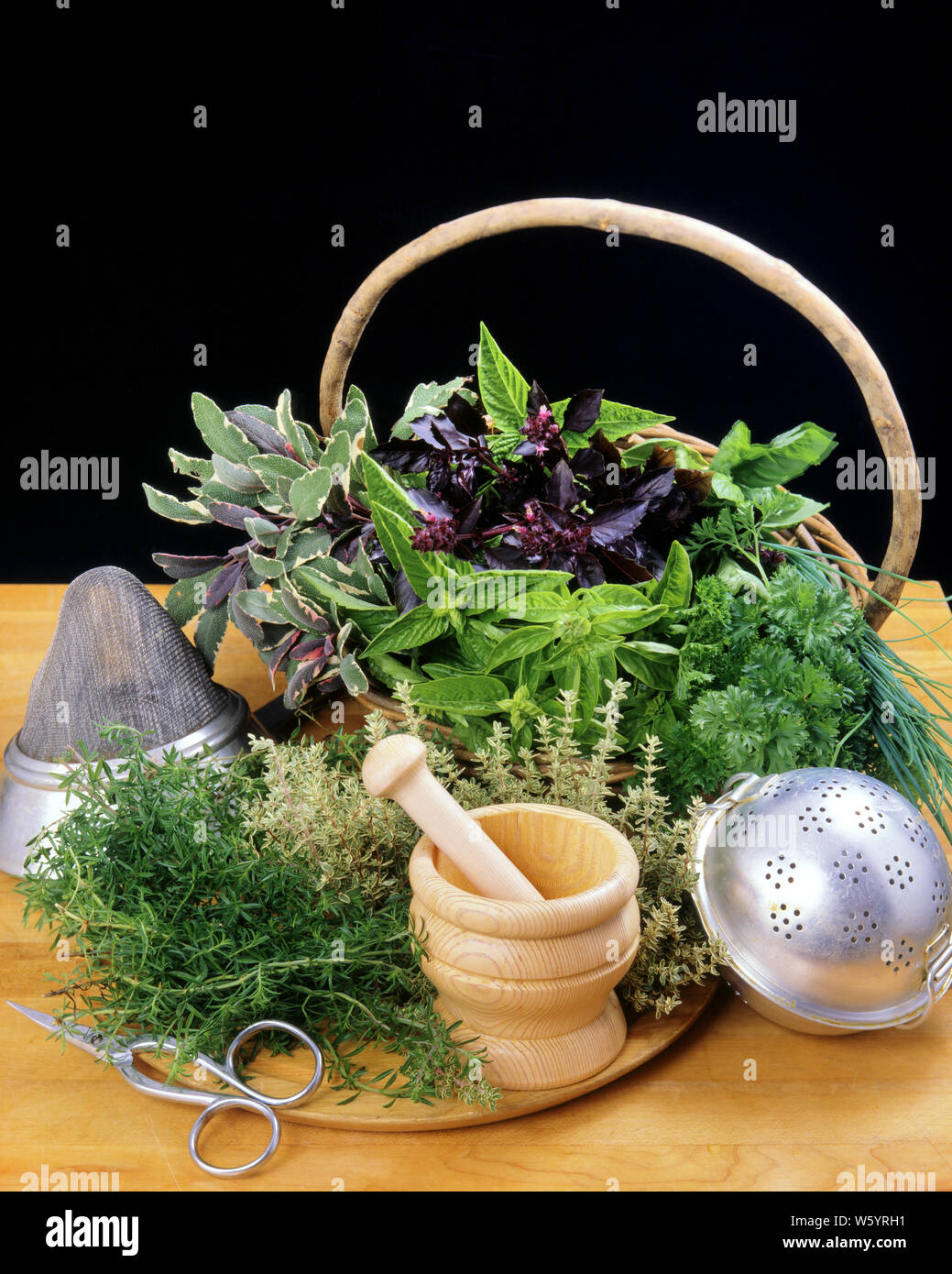 1980 Cesta de hierbas culinarias ROMERO ALBAHACA Cebollino Perejil TOMILLO  MORTERO sabrosa bola tijeras criba - KF25328 PHT001 HARS PROPIEDADES  Fotografía de stock - Alamy