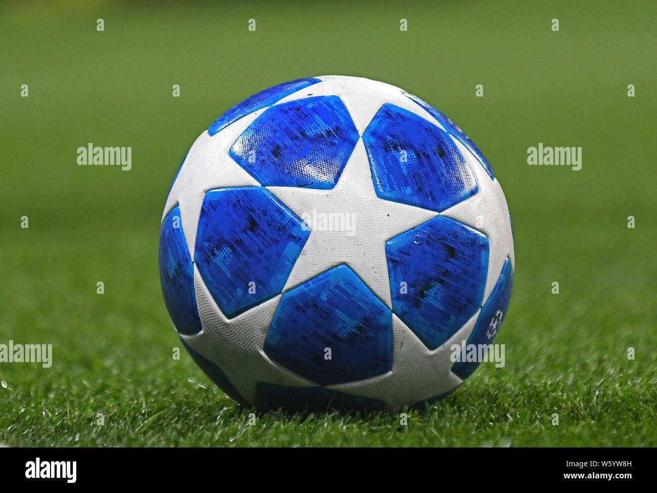 MANCHESTER, Inglaterra - 19 de septiembre de 2018: El diario UCL MATCH BALL fotografiado antes de la Liga de Campeones de la UEFA 2018/19 el grupo F juego entre la ciudad de Manchester (Inglaterra) y el Olympique de Lyon (Francia) en el estadio Etihad Stadium. Foto de stock