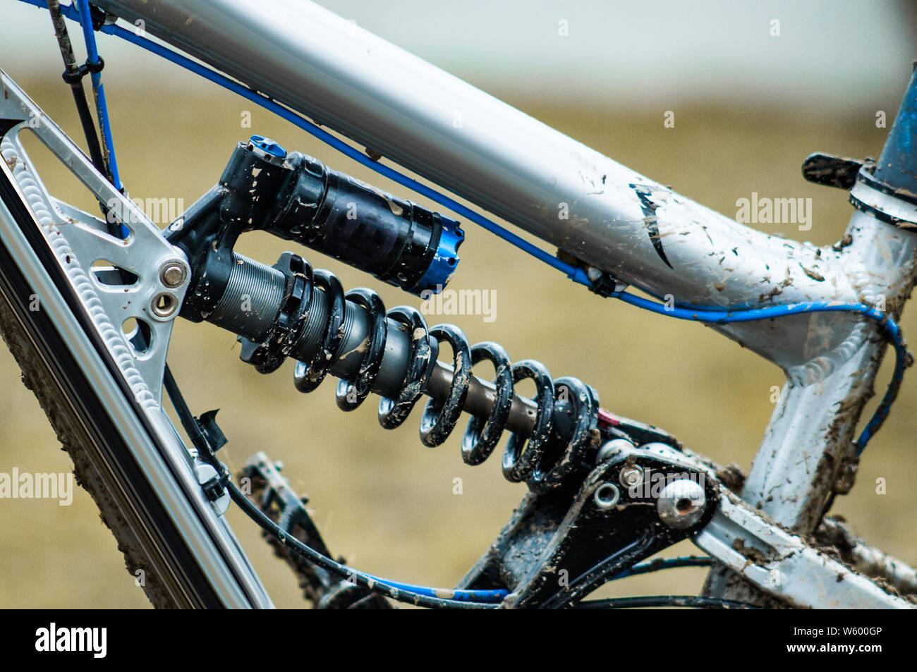 Suspensión trasera de bicicleta de montaña cuesta abajo Fotografía de stock  - Alamy