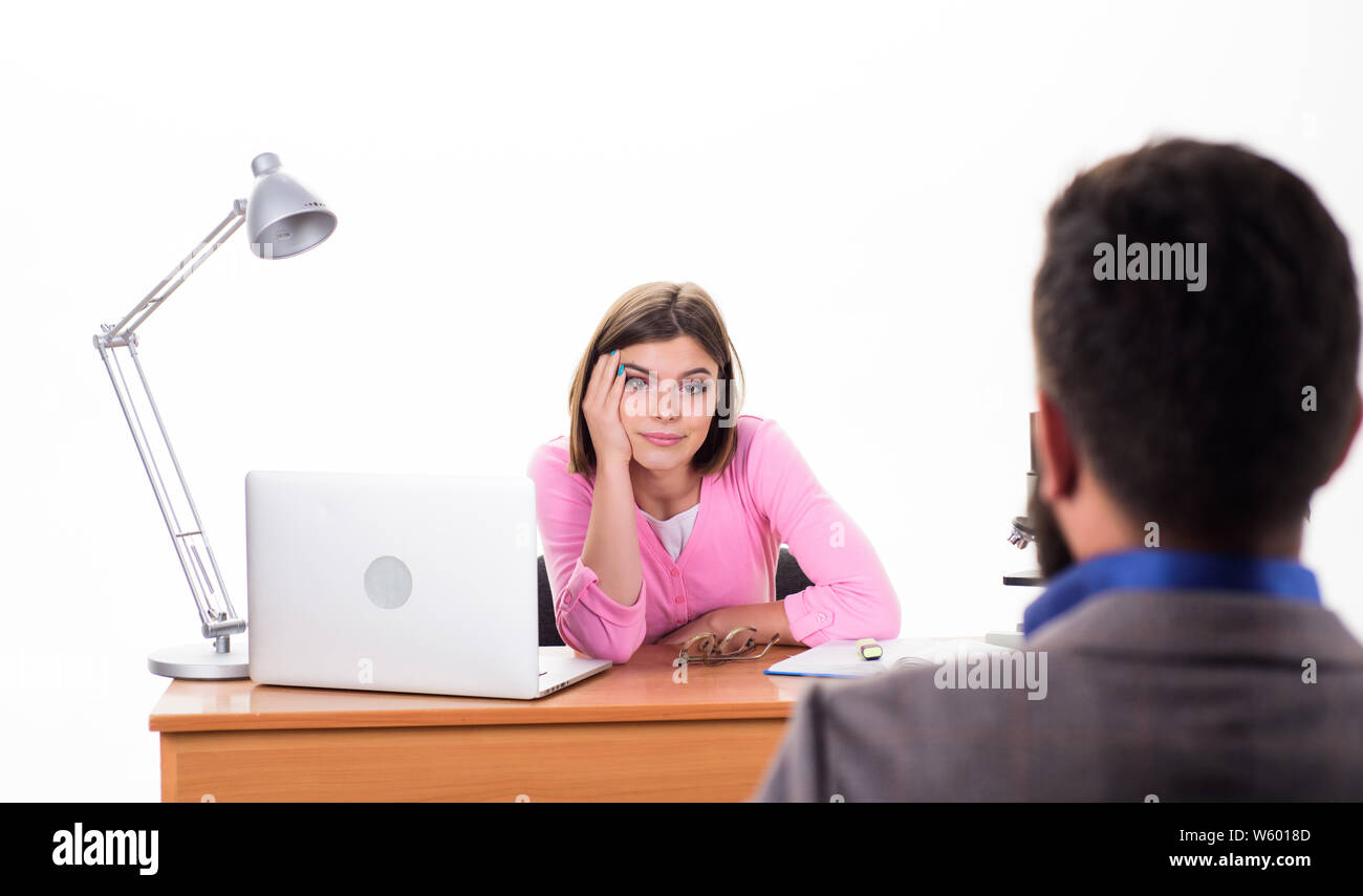 Entrevista va bien. Bastante boss la toma de decisiones acerca del solicitante de empleo. Hombre de aplicar para el trabajo. HR Manager es la realización de una entrevista de trabajo. Entrevistador preguntar las preguntas de la entrevista a los candidatos. Entrevista de trabajo. Foto de stock