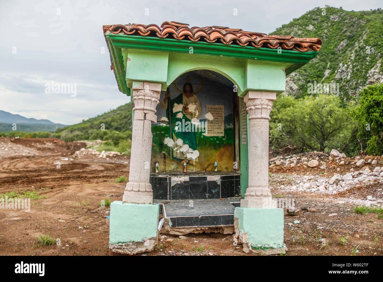 Capilla con imágenes religiosas. Mural con
