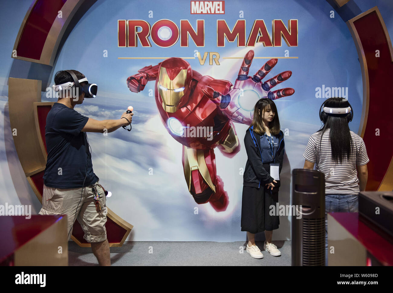 El 28 de julio de 2019, Hong Kong, China: Los visitantes se ven jugando a  Marvel Iron Man Juego con una realidad virtual VR fijado en Sony' marca  PlayStation stand durante el