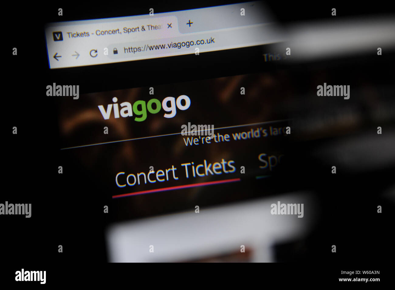 Sitio web de Viagogo vistos a través de una lupa Foto de stock