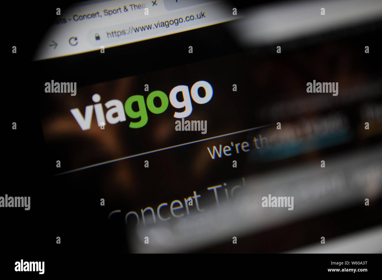Sitio web de Viagogo vistos a través de una lupa Foto de stock