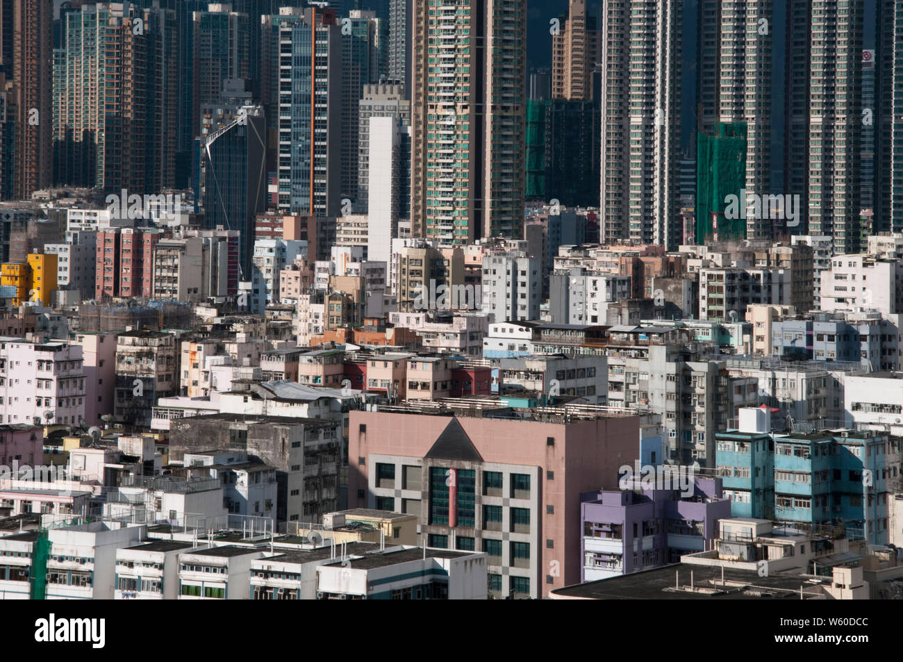 Horizonte de rascacielos de Sham Shui Po, distrito Kowloon, Hong Kong, China Foto de stock