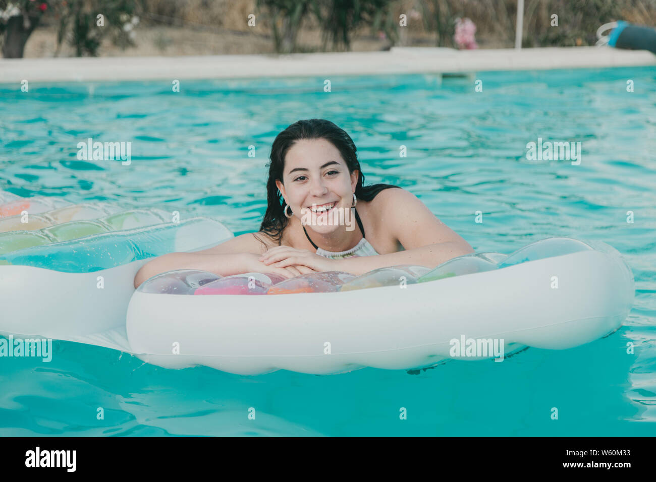 Chica alegre en una colchoneta inflable en el agua Fotografía de stock -  Alamy