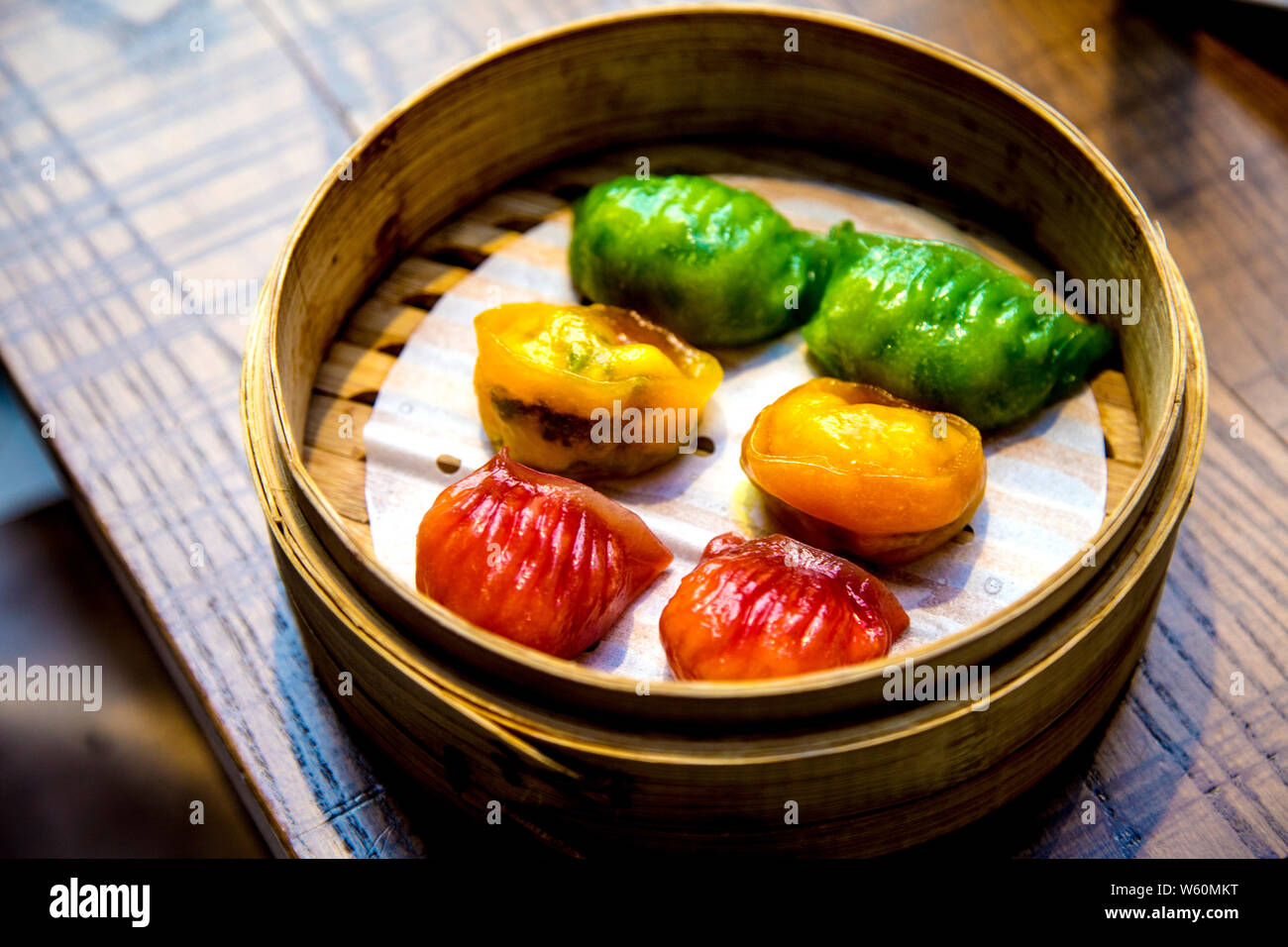 Colorido dumplings, cocidos en un plato de dim sum, Market Hall Baozi Inn Victoria, London, UK Foto de stock
