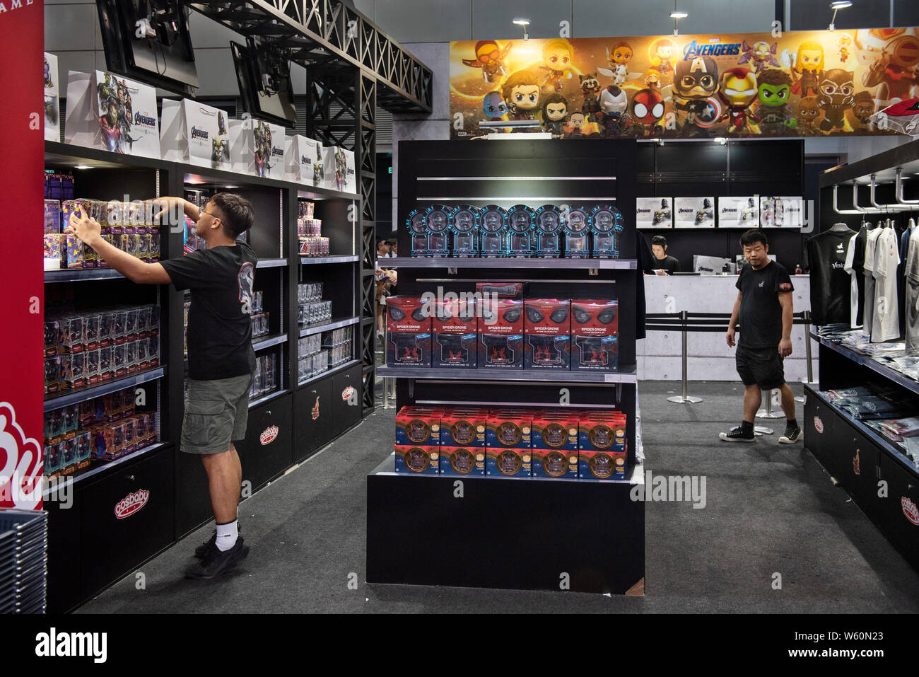 Disney's Marvel Studio empleados son vistos en su tienda de venta mercancías y coleccionables de edición limitada durante el evento Ani-Com & Games en Hong Kong Fotografía de stock - Alamy