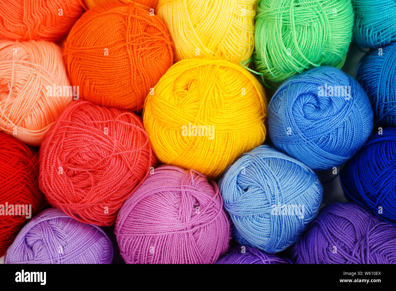 Las bolas con hilos de colores. Hilo Fotografía de stock - Alamy