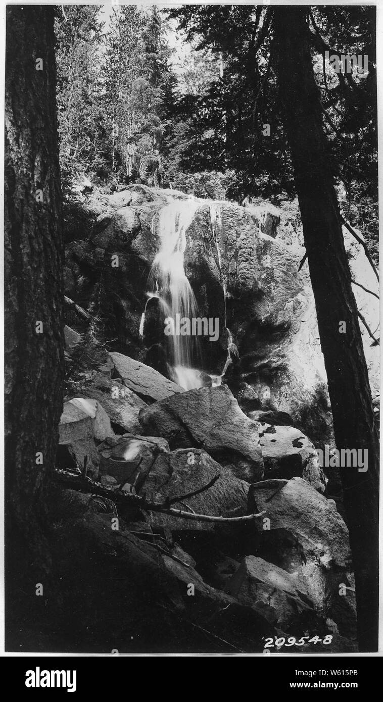 Bear Creek Falls en USGS marcador Base 5432, lago del cráter en el borde de la parte nacional Shasta fir - montaña cicuta tipo.; alcance y contenido: La Serie contiene un número de informes relativos a los límites y a diversas áreas del parque. Muchas de estas fotos. Foto de stock