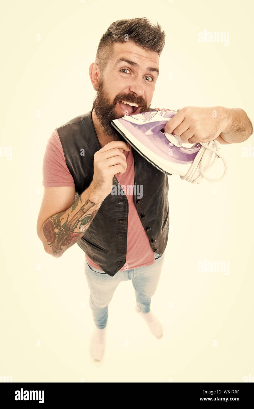 El planchado. Hombre Barbado barba cabello alisado con plancha. Brindando  servicios domésticos. Hipster con planchado eléctrica útil. Unshaven hombre  brutal con plancha de vapor en la mano. Planchado doméstico Fotografía de  stock -