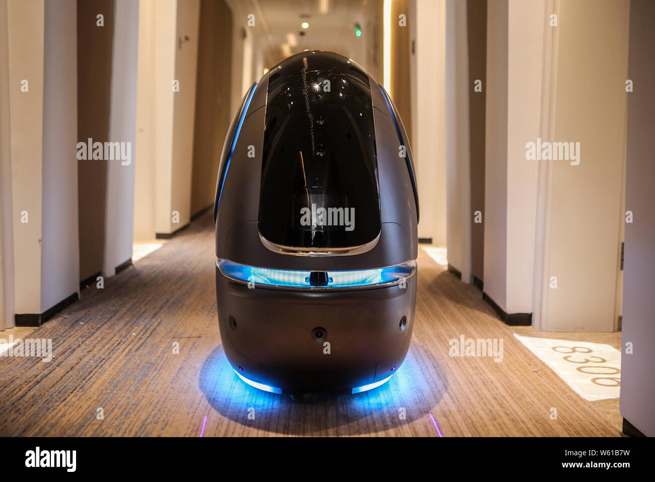 Un robot inteligente sirve en el futuro Alibaba Hotel - Hotel Zoo mosca del  gigante chino del comercio electrónico Alibaba Group en la ciudad de  Hangzhou, China oriental Zheji Fotografía de stock -