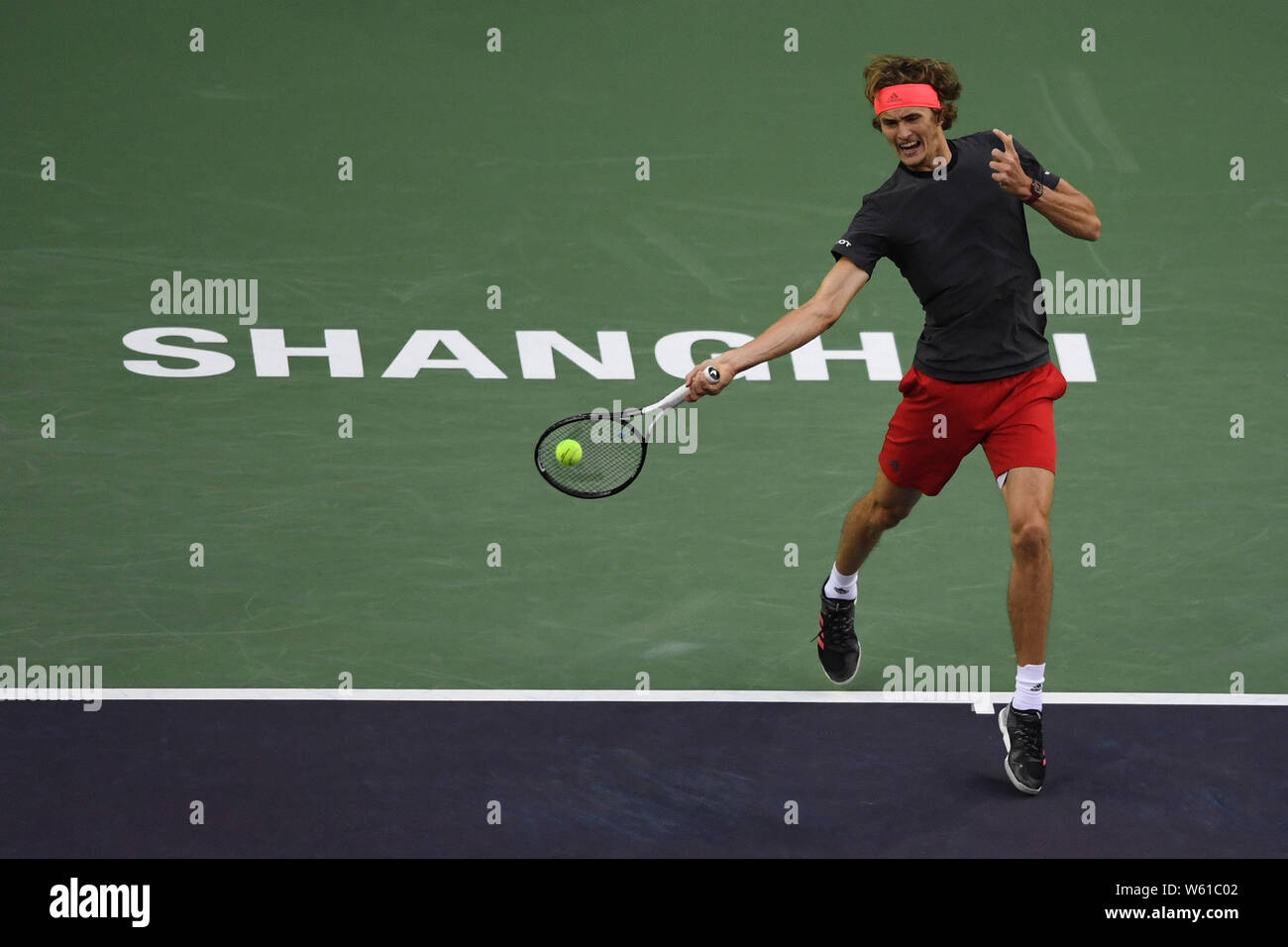 Alexander Zverev de Alemania devuelve un disparo contra ...