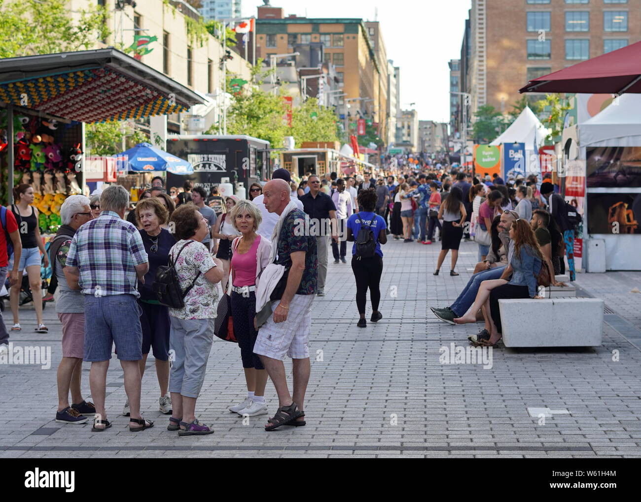 Montreal, Quebec / Canadá - Julio 24, 2019: Una mirada hacia abajo la calle festiva en Montreal Just for Laughs 2019 Foto de stock