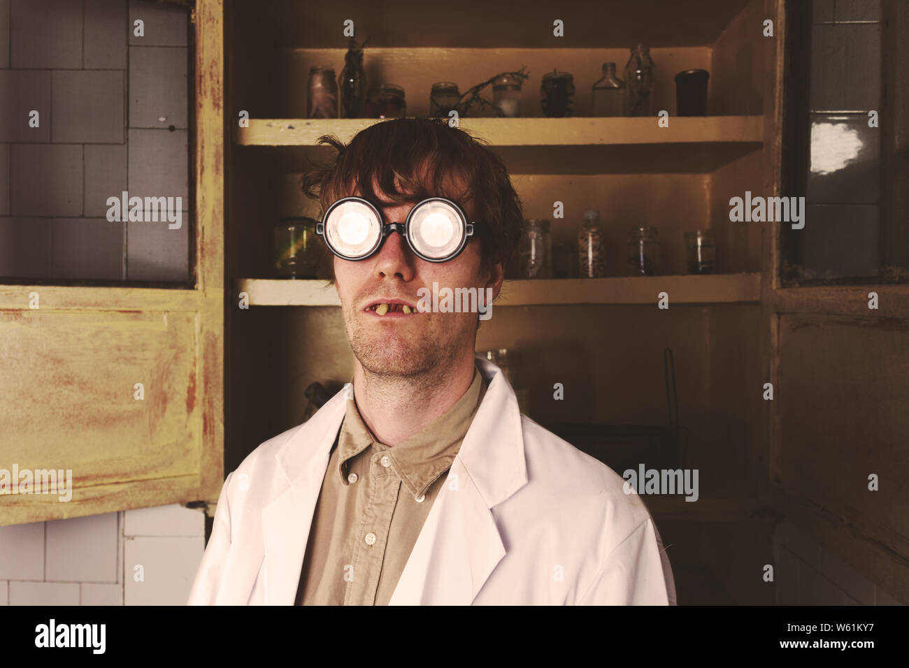 El científico loco en su laboratorio haciendo experimentos Fotografía de  stock - Alamy