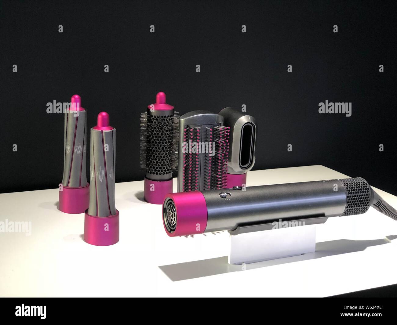 El recién liberado Dyson Airwrap moldeador está en exhibición en la  conferencia de prensa celebrada en Beijing, China, 18 de octubre de 2018.  Dyson ha lanzado una peluquería Fotografía de stock - Alamy