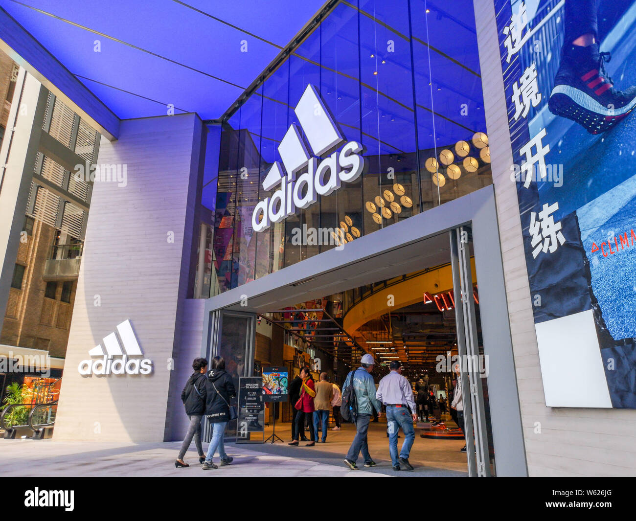 Vista de la primera marca Adidas Asia Pacífico en el centro de East Nanjing  Road en Shanghai, China, 30 de octubre de 2018. Alemán gigante de ropa  deportiva Adidas abrió un Fotografía