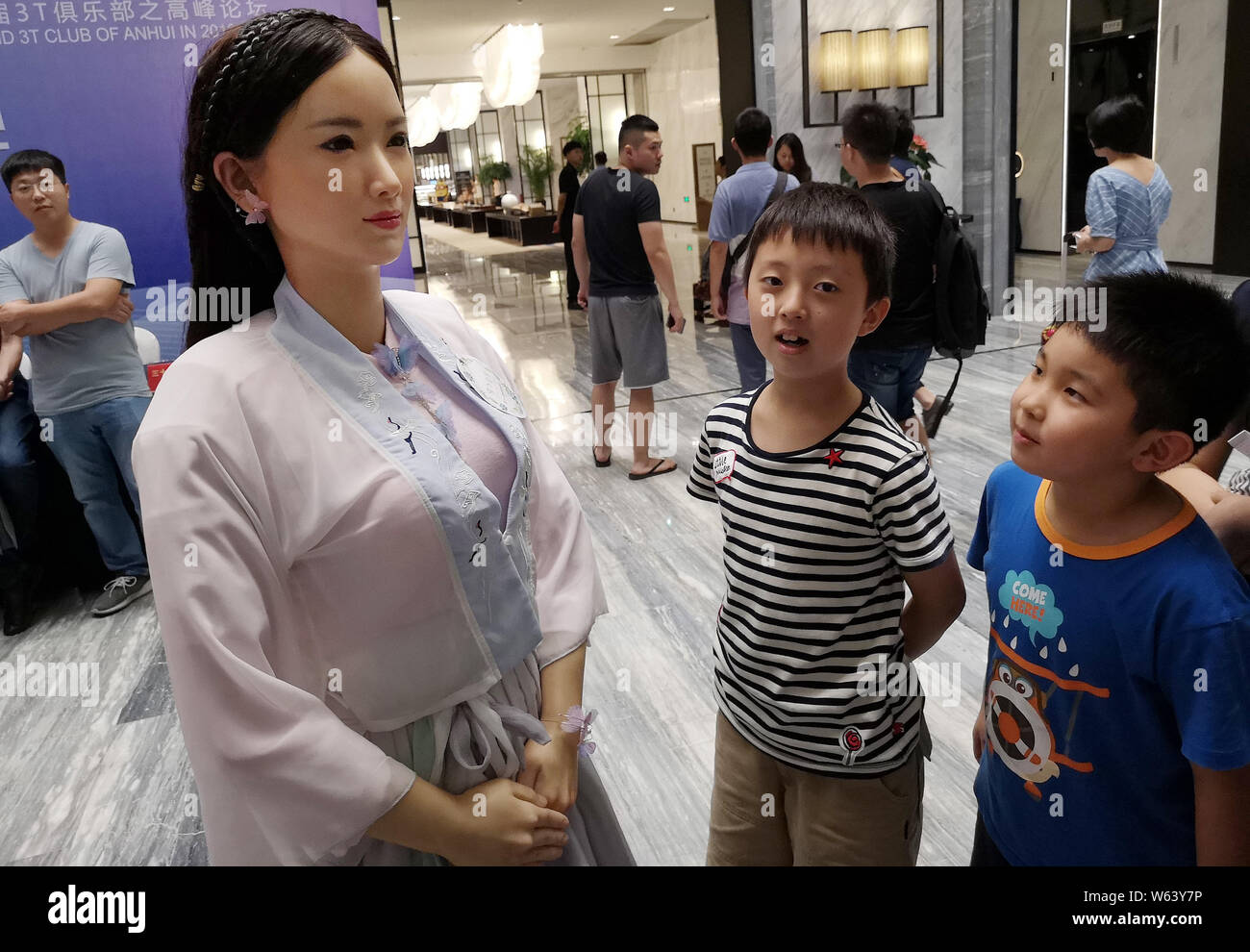 Robot humanoide Señora Wei, hermana de robot Jia Jia, acoge a los huéspedes  en un foro celebrado en la ciudad de Hefei, provincia de Anhui, China  oriental, el 18 de septiembre de