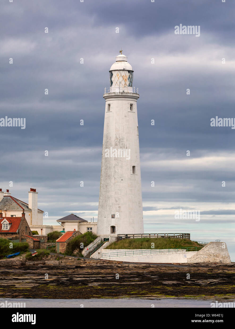Saint Mary's Lighthouse de cerca. Paisaje de verano. Whitley Bay, el Mar del Norte. Reino Unido. Foto de stock