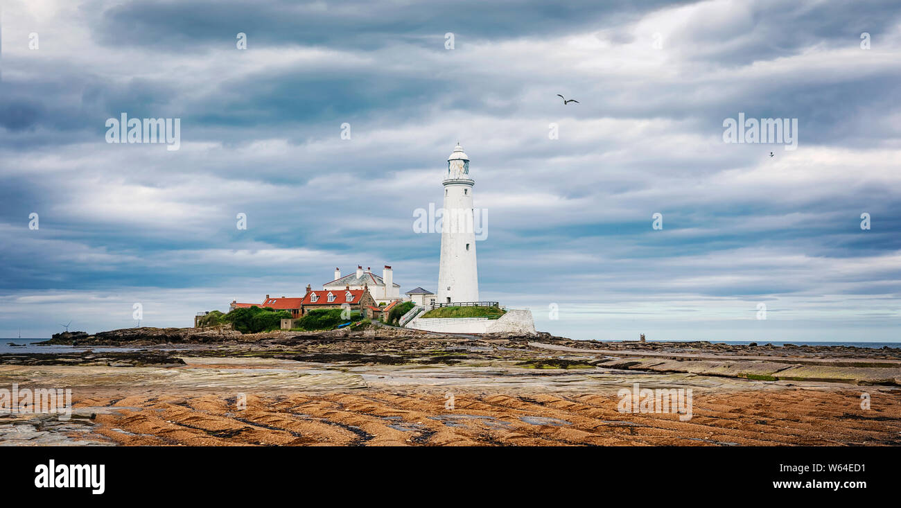 La marea baja. Saint Mary's Lighthouse. Paisaje de verano. Whitley Bay, North Tyneside.Northumberland. Mar del Norte. Reino Unido. Foto de stock