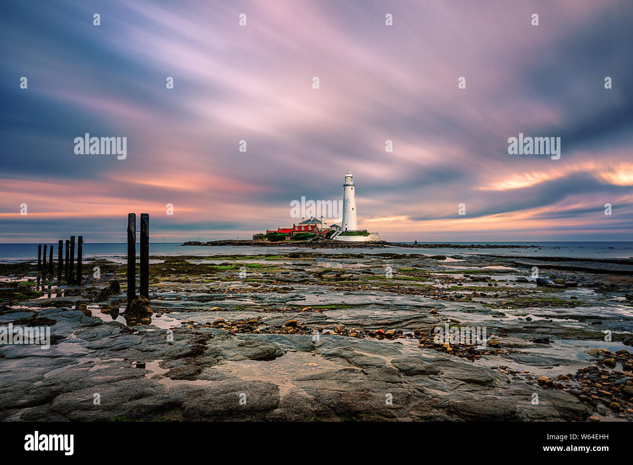 Saint Mary's Faro al atardecer. La marea baja. Whitley Bay, North Tyneside. En Northumberland. Gran Bretaña. En el Reino Unido. Foto de stock